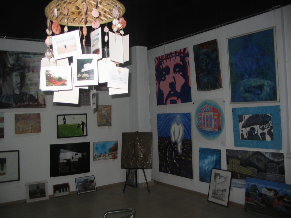 Галерея известна своими креативными идеями, свидетельство тому – оформление предыдущей выставки.